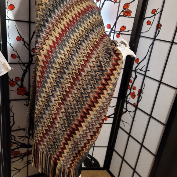 WOVEN HEART LADIES SHAWL WRAP WITH TASSELED SHAG/SIZE SMALL MEDIUM - Picture 12 of 14